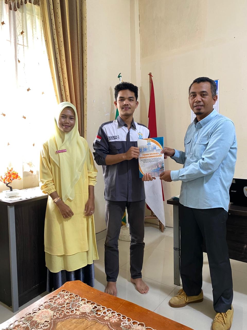 WAKIL REKTOR SERAHKAN BUKU PEDOMAN ORMAWA IAI YAPTIP CHADIJA...