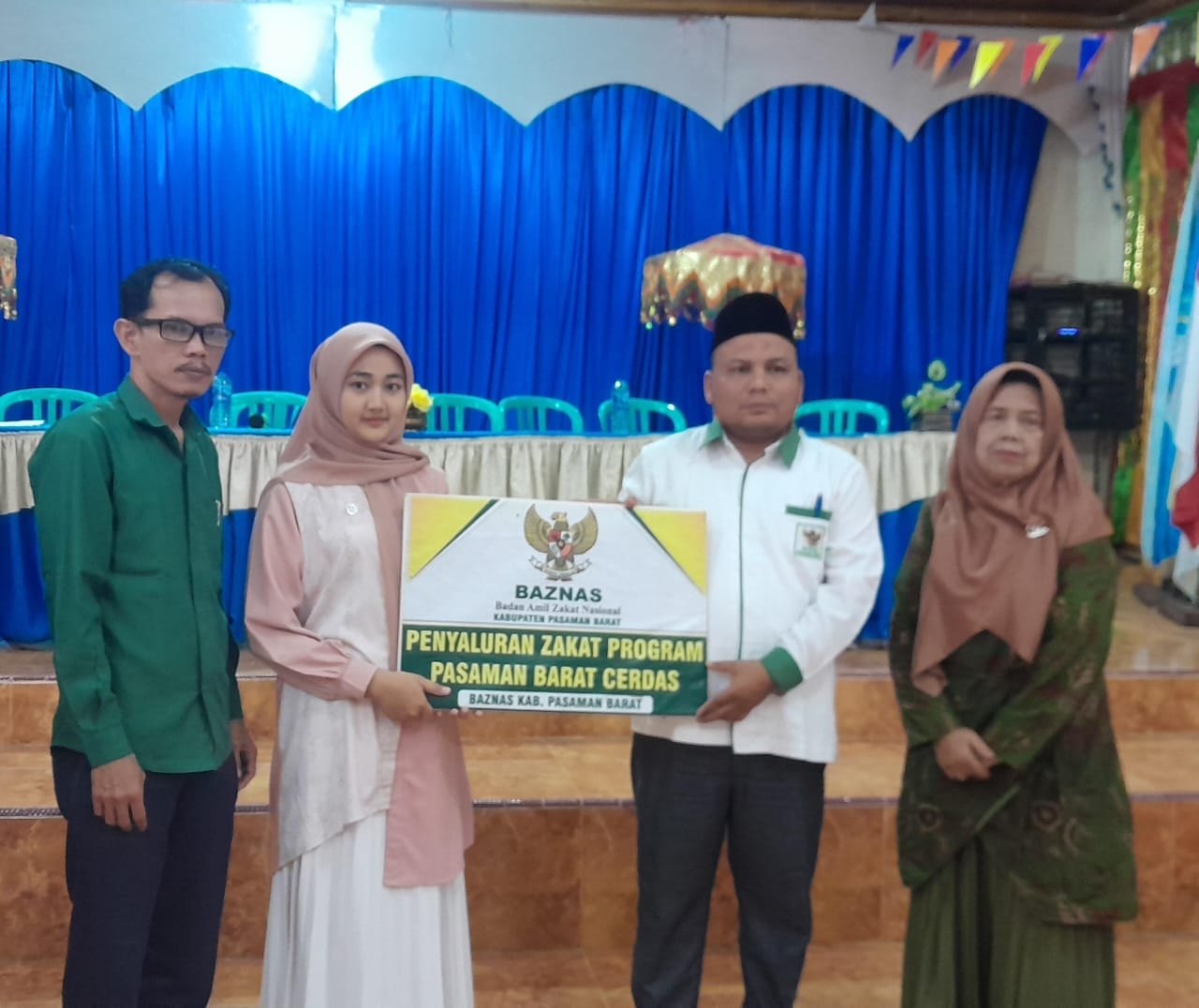 BAZNAS PASBAR SERAHKAN ZAKAT PROGRAM PASAMAN BARAT CERDAS KEPADA MAHASISWA STAI-YAPTIP PASAMAN BARAT